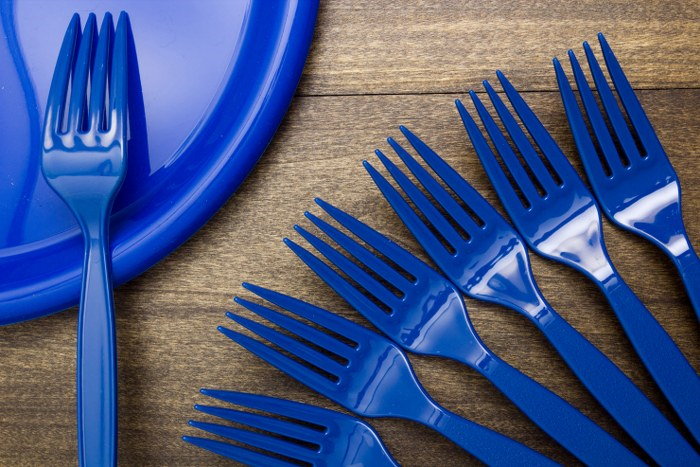 use disposable cutlery