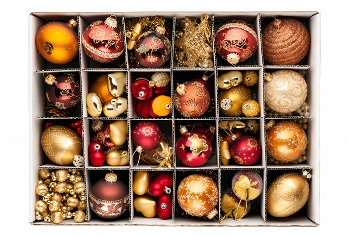 pack Christmas ornaments